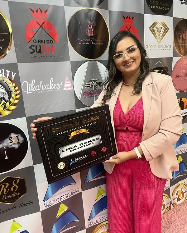 Lika Silva com a placa de destaque do ano de 2023